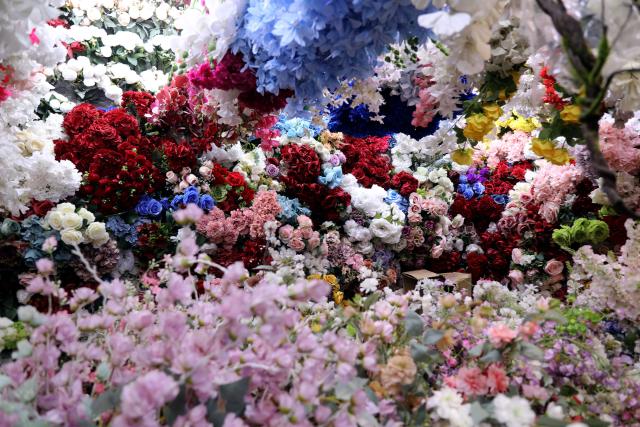 (251230) -- BAGHDAD, Dec. 30, 2025 (Xinhua) -- This photo taken on Dec. 30, 2025 shows a shop selling artificial flowers in Baghdad, Iraq. (Xinhua/Khalil Dawood)