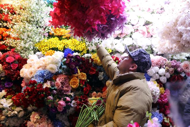 (251230) -- BAGHDAD, Dec. 30, 2025 (Xinhua) -- A customer visits a shop selling artificial flowers in Baghdad, Iraq, on Dec. 30, 2025. (Xinhua/Khalil Dawood)