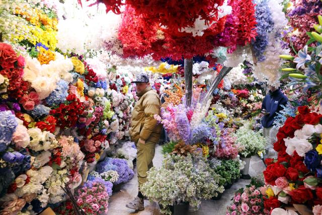 (251230) -- BAGHDAD, Dec. 30, 2025 (Xinhua) -- A customer visits a shop selling artificial flowers in Baghdad, Iraq, on Dec. 30, 2025. (Xinhua/Khalil Dawood)