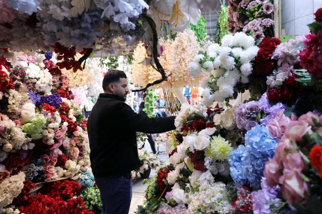 (251230) -- BAGHDAD, Dec. 30, 2025 (Xinhua) -- A customer visits a shop selling artificial flowers in Baghdad, Iraq, on Dec. 30, 2025. (Xinhua/Khalil Dawood)