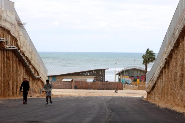 (251230) - RISHON LEZION, Dec. 30, 2025 (Xinhua) - Photo taken on Dec. 30, 2025 shows two teenagers having fun near the beach of the Mediterranean Sea in Rishon LeZion, Israel. (Photo by Gil Cohen Magen/Xinhua)