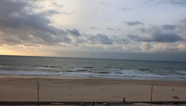 (251230) - RISHON LEZION, Dec. 30, 2025 (Xinhua) - Photo taken on Dec. 30, 2025 shows people walking along the beach of the Mediterranean Sea in Rishon LeZion, Israel. (Photo by Gil Cohen Magen/Xinhua)