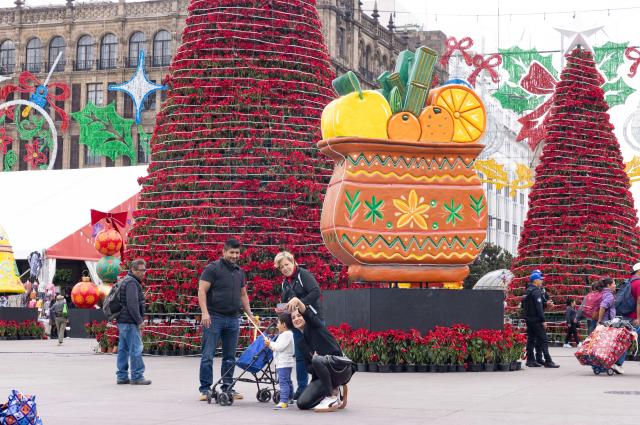 (251231) -- MEXICO CITY, Dec. 31, 2025 (Xinhua) -- People take selfies in front of the new year decorations at the Zocalo Square in Mexico City, the capital of Mexico, on Dec. 30, 2025. As the year 2026 approaches, festive decorations can be seen across Mexico City, filling the city with a strong New Year atmosphere. (Xinhua/Li Mengxin)