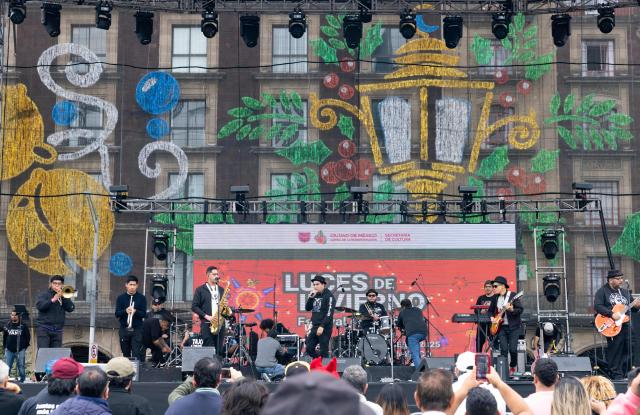 (251231) -- MEXICO CITY, Dec. 31, 2025 (Xinhua) -- A band performs at the Winter Lights Festival at the Zocalo Square in Mexico City, the capital of Mexico, on Dec. 30, 2025. As the year 2026 approaches, festive decorations can be seen across Mexico City, filling the city with a strong New Year atmosphere. (Xinhua/Li Mengxin)