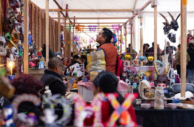 (251231) -- MEXICO CITY, Dec. 31, 2025 (Xinhua) -- People browse items at handicraft stalls at the Zocalo Square in Mexico City, the capital of Mexico, on Dec. 30, 2025. As the year 2026 approaches, festive decorations can be seen across Mexico City, filling the city with a strong New Year atmosphere. (Xinhua/Li Mengxin)