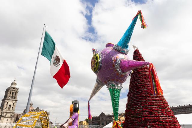 (251231) -- MEXICO CITY, Dec. 31, 2025 (Xinhua) -- This photo taken on Dec. 30, 2025 shows new year decorations at the Zocalo Square in Mexico City, the capital of Mexico. As the year 2026 approaches, festive decorations can be seen across Mexico City, filling the city with a strong New Year atmosphere. (Xinhua/Li Mengxin)