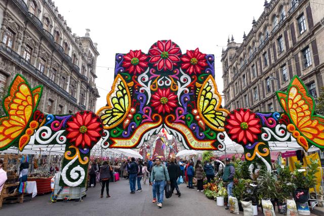 (251231) -- MEXICO CITY, Dec. 31, 2025 (Xinhua) -- People walk past new year decorations near the Zocalo Square in Mexico City, the capital of Mexico, on Dec. 30, 2025. As the year 2026 approaches, festive decorations can be seen across Mexico City, filling the city with a strong New Year atmosphere. (Xinhua/Li Mengxin)