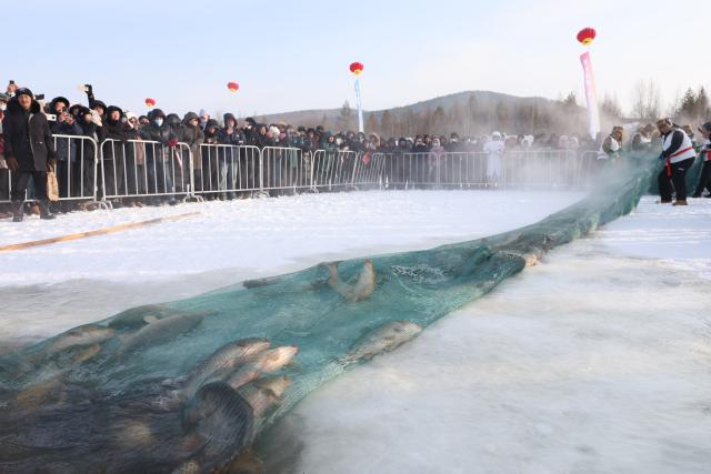 (251231) -- BEIJING, Dec. 31, 2025 (Xinhua) -- Tourists attend a winter fishing event in Mohe, northeast China's Heilongjiang Province, Dec. 30, 2025. The event held on Tuesday showcased some customs and folk arts only found in Mohe. (Photo by Shao Tianli/Xinhua)