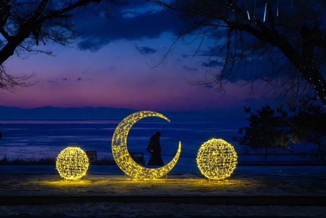 (251231) -- BEIJING, Dec. 31, 2025 (Xinhua) -- A pedestrian walks past a New Year's lighting installation in Russian Far East city of Vladivostok, Dec. 29, 2025. (Photo by Andrey Matveenko/Xinhua)