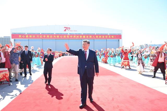 (251231) -- BEIJING, Dec. 31, 2025 (Xinhua) -- Chinese President Xi Jinping, also general secretary of the Communist Party of China (CPC) Central Committee and chairman of the Central Military Commission, waves to the crowds gathering to see him off at Urumqi Tianshan International Airport in northwest China's Xinjiang Uygur Autonomous Region, on Sept. 25, 2025. Xi left Xinjiang Uygur Autonomous Region for Beijing on Sept. 25, 2025 after attending events in celebration of the autonomous region's 70th founding anniversary. (Xinhua/Xie Huanchi)
