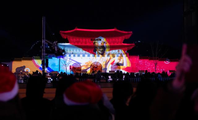 (251231) -- SEOUL, Dec. 31, 2025 (Xinhua) -- People enjoy a New Year light show in Seoul, South Korea on Dec. 31, 2025. (Photo by Jun Hyosang/Xinhua)