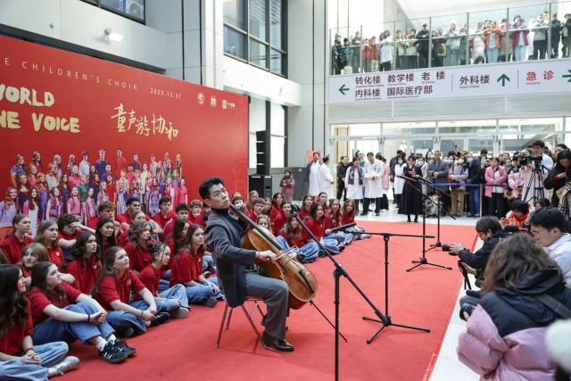 (251231) -- BEIJING, Dec. 31, 2025 (Xinhua) -- Feng Yao, the principal cellist of the Schleswig-Holstein Symphony Orchestra from Germany, performs at the Peking Union Medical College Hospital (PUMCH) in Beijing, capital of China, Dec. 31, 2025. Fifty-six young performers from One Voice Children's Choir along with invited musicians gave a performance at the hospital on Wednesday. (Xinhua/Zhang Yuwei)