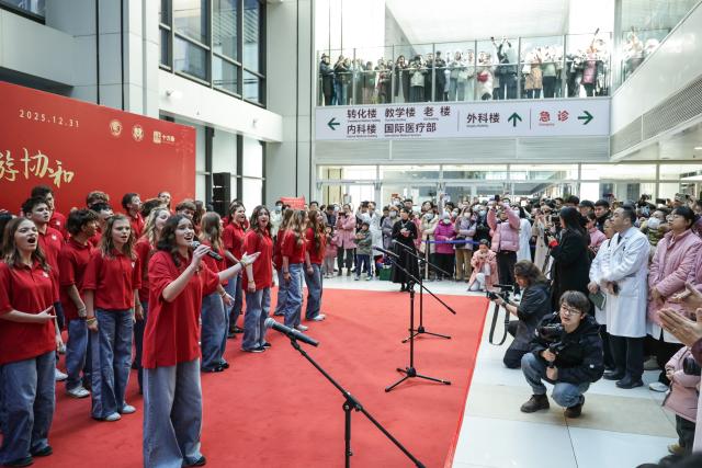 (251231) -- BEIJING, Dec. 31, 2025 (Xinhua) -- One Voice Children's Choir from the United States performs at the Peking Union Medical College Hospital (PUMCH) in Beijing, capital of China, Dec. 31, 2025. Fifty-six young performers from One Voice Children's Choir along with invited musicians gave a performance at the hospital on Wednesday. (Xinhua/Zhang Yuwei)
