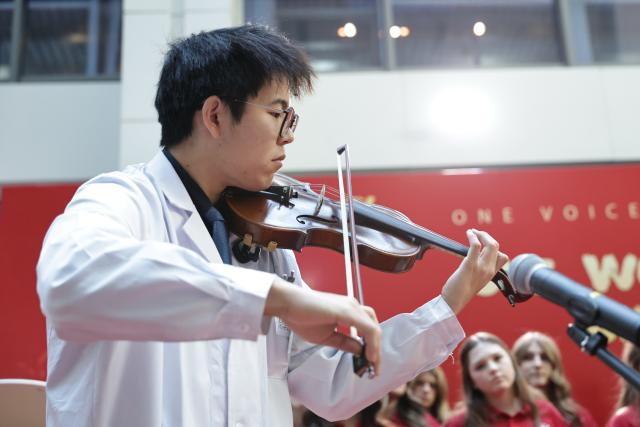 (251231) -- BEIJING, Dec. 31, 2025 (Xinhua) -- Ouyang Quanshi from the Peking Union Medical College Hospital (PUMCH) plays the violin during a performance at the PUMCH in Beijing, capital of China, Dec. 31, 2025. Fifty-six young performers from One Voice Children's Choir along with invited musicians gave a performance at the hospital on Wednesday. (Xinhua/Zhang Yuwei)