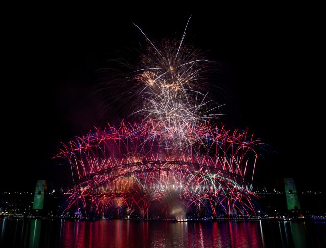 (251231) -- SYDNEY, Dec. 31, 2025 (Xinhua) -- Fireworks are set off to celebrate the New Year at Harbour Bridge in Sydney, Australia, Jan. 1, 2026. (Xinhua/Ma Ping)