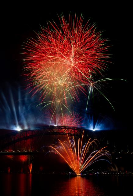 (251231) -- SYDNEY, Dec. 31, 2025 (Xinhua) -- Fireworks are set off to celebrate the New Year at Harbour Bridge in Sydney, Australia, Jan. 1, 2026. (Xinhua/Ma Ping)