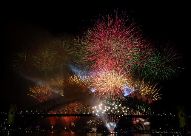 (251231) -- SYDNEY, Dec. 31, 2025 (Xinhua) -- Fireworks are set off to celebrate the New Year at Harbour Bridge in Sydney, Australia, Jan. 1, 2026. (Xinhua/Ma Ping)
