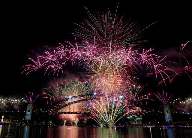 (251231) -- SYDNEY, Dec. 31, 2025 (Xinhua) -- Fireworks are set off to celebrate the New Year at Harbour Bridge in Sydney, Australia, Jan. 1, 2026. (Xinhua/Ma Ping)
