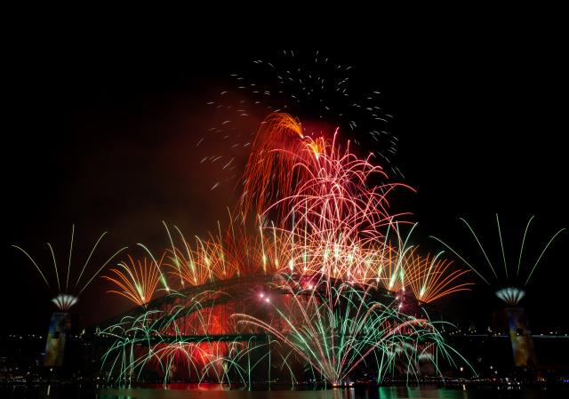 (251231) -- SYDNEY, Dec. 31, 2025 (Xinhua) -- Fireworks are set off to celebrate the New Year at Harbour Bridge in Sydney, Australia, Jan. 1, 2026. (Xinhua/Ma Ping)