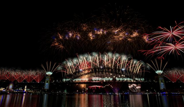 (251231) -- SYDNEY, Dec. 31, 2025 (Xinhua) -- Fireworks are set off to celebrate the New Year at Harbour Bridge in Sydney, Australia, Jan. 1, 2026. (Xinhua/Ma Ping)
