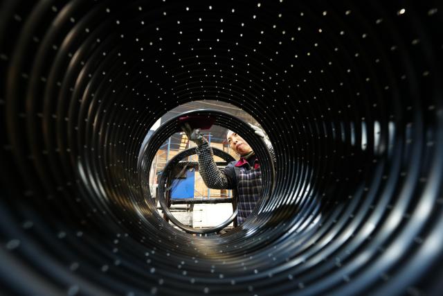 (251231) -- BEIJING, Dec. 31, 2025 (Xinhua) -- A worker operates at a workshop of a materials company in Tangshan, north China's Hebei Province, Dec. 31, 2025. As the year draws to a close, companies across the country are ramping up efforts, intensifying production to make a final push. (Photo by Dong Jun/Xinhua)