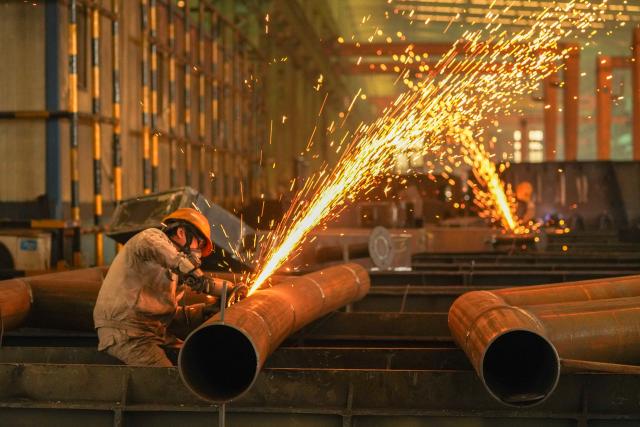 (251231) -- BEIJING, Dec. 31, 2025 (Xinhua) -- A worker works at a steel company in Meishan, southwest China's Sichuan Province, Dec. 31, 2025. As the year draws to a close, companies across the country are ramping up efforts, intensifying production to make a final push. (Photo by Weng Guangjian/Xinhua)