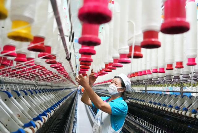 (251231) -- BEIJING, Dec. 31, 2025 (Xinhua) -- A staff member works on a production line at a textile company in an industrial park in Hengyang, central China's Hunan Province, Dec. 31, 2025. As the year draws to a close, companies across the country are ramping up efforts, intensifying production to make a final push. (Photo by Cao Zhengping/Xinhua)