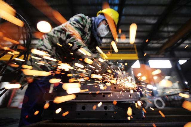 (251231) -- BEIJING, Dec. 31, 2025 (Xinhua) -- A staff member performs grinding work at a machinery factory in Yangmiao Town, Yangzhou City of east China's Jiangsu Province, Dec. 29, 2025. As the year draws to a close, companies across the country are ramping up efforts, intensifying production to make a final push. (Photo by Meng Delong/Xinhua)