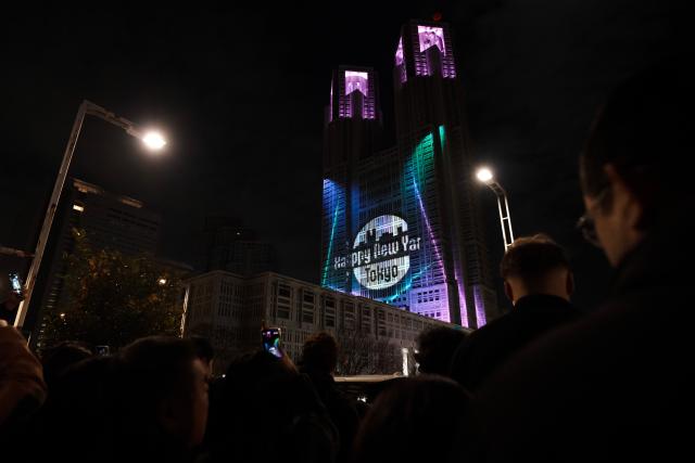 (260101) -- TOKYO, Jan. 1, 2026 (Xinhua) -- People take part in a New Year countdown event in Tokyo, Japan, Dec. 31, 2025. (Xinhua/Jia Haocheng)
