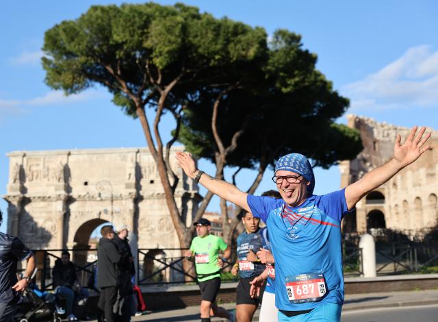 (260101) -- ROME, Jan. 1, 2026 (Xinhua) -- People run past the Colosseum during the "We Run Rome" event to celebrate the upcoming New Year in Rome, Italy, Dec. 31, 2025. (Xinhua/Li Jing)