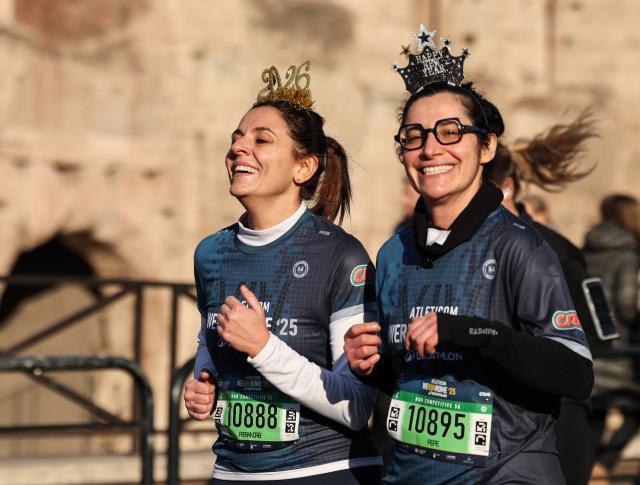 (260101) -- ROME, Jan. 1, 2026 (Xinhua) -- People run past the Colosseum during the "We Run Rome" event to celebrate the upcoming New Year in Rome, Italy, Dec. 31, 2025. (Xinhua/Li Jing)