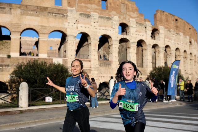 (260101) -- ROME, Jan. 1, 2026 (Xinhua) -- People run past the Colosseum during the "We Run Rome" event to celebrate the upcoming New Year in Rome, Italy, Dec. 31, 2025. (Xinhua/Li Jing)