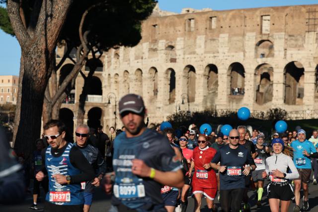 (260101) -- ROME, Jan. 1, 2026 (Xinhua) -- People run past the Colosseum during the "We Run Rome" event to celebrate the upcoming New Year in Rome, Italy, Dec. 31, 2025. (Xinhua/Li Jing)