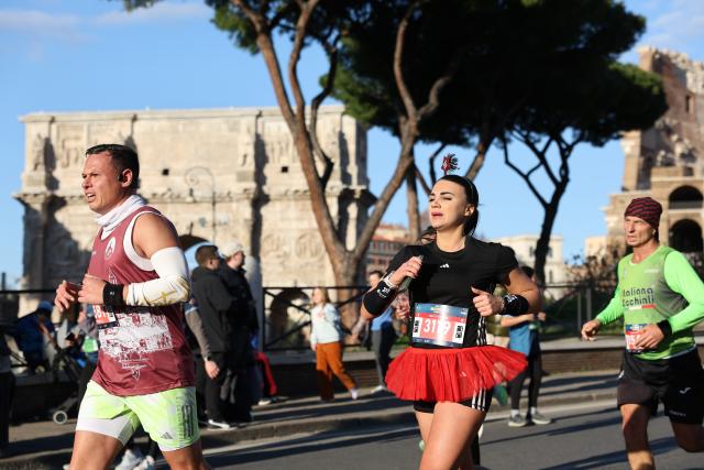 (260101) -- ROME, Jan. 1, 2026 (Xinhua) -- People run past the Colosseum during the "We Run Rome" event to celebrate the upcoming New Year in Rome, Italy, Dec. 31, 2025. (Xinhua/Li Jing)