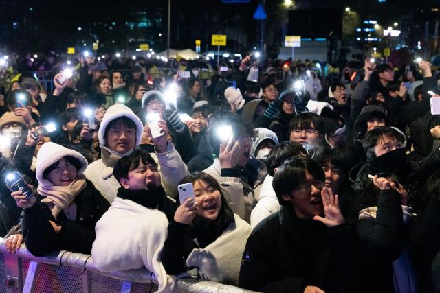 (260101) -- SEOUL, Jan. 1, 2026 (Xinhua) -- People gather on the street to celebrate New Year in Seoul, South Korea, Jan. 1, 2026. (Photo by Jun Hyosang/Xinhua)