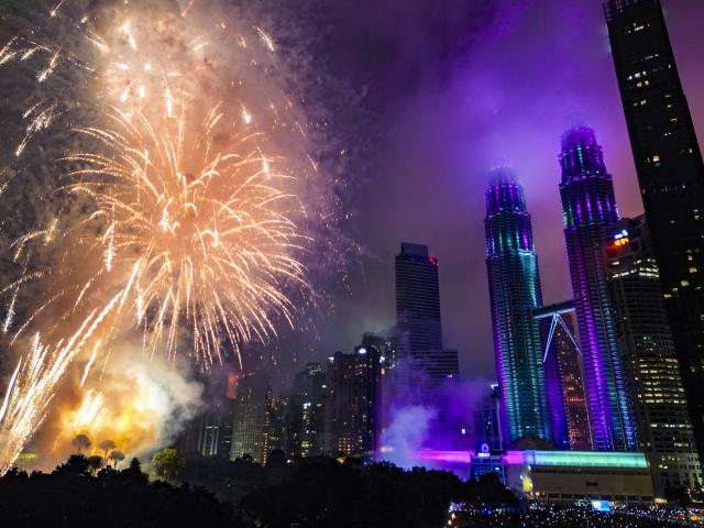 (260101) -- KUALA LUMPUR, Jan. 1, 2026 (Xinhua) -- An aerial drone photo shows fireworks exploding in the sky in celebration of the New Year in Kuala Lumpur, Malaysia, Jan. 1, 2026. (Xinhua/Cheng Yiheng)