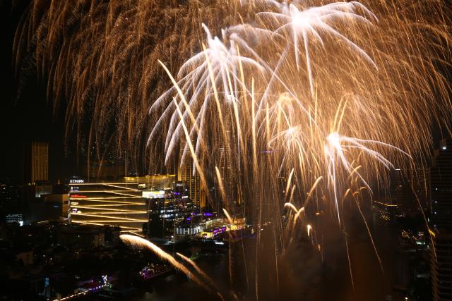 (260101) -- BANGKOK, Jan. 1, 2026 (Xinhua) -- Fireworks explode above Chao Phraya River in celebration of the New Year in Bangkok, Thailand, Jan. 1, 2026. (Xinhua/Sun Weitong)