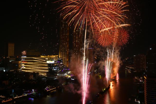 (260101) -- BANGKOK, Jan. 1, 2026 (Xinhua) -- Fireworks explode above Chao Phraya River in celebration of the New Year in Bangkok, Thailand, Jan. 1, 2026. (Xinhua/Sun Weitong)