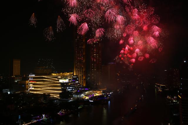 (260101) -- BANGKOK, Jan. 1, 2026 (Xinhua) -- Fireworks explode above Chao Phraya River in celebration of the New Year in Bangkok, Thailand, Jan. 1, 2026. (Xinhua/Sun Weitong)