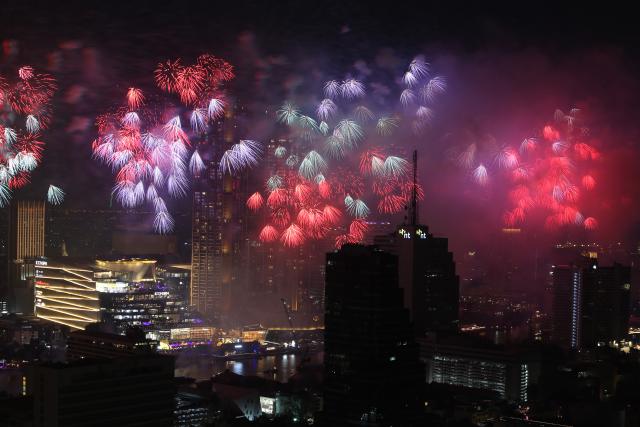 (260101) -- BANGKOK, Jan. 1, 2026 (Xinhua) -- Fireworks explode above Chao Phraya River in celebration of the New Year in Bangkok, Thailand, Jan. 1, 2026. (Xinhua/Rachen Sageamsak)