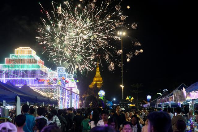 (260101) -- YANGON, Jan. 1, 2026 (Xinhua) -- Fireworks explode to celebrate the New Year in Yangon, Myanmar,  Jan. 1, 2026. (Xinhua/Myo Kyaw Soe)