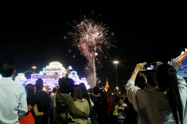 (260101) -- YANGON, Jan. 1, 2026 (Xinhua) -- Fireworks explode to celebrate the New Year in Yangon, Myanmar,  Jan. 1, 2026. (Xinhua/Myo Kyaw Soe)