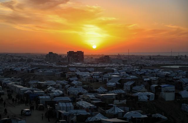 (260101) -- GAZA,  Jan. 1, 2026 (Xinhua) -- A photo taken on Dec. 31, 2025 shows the sunset over a temporary shelter for displaced people in Khan Yunis City in the southern Gaza Strip. (Photo by Rizek Abdeljawad/Xinhua)