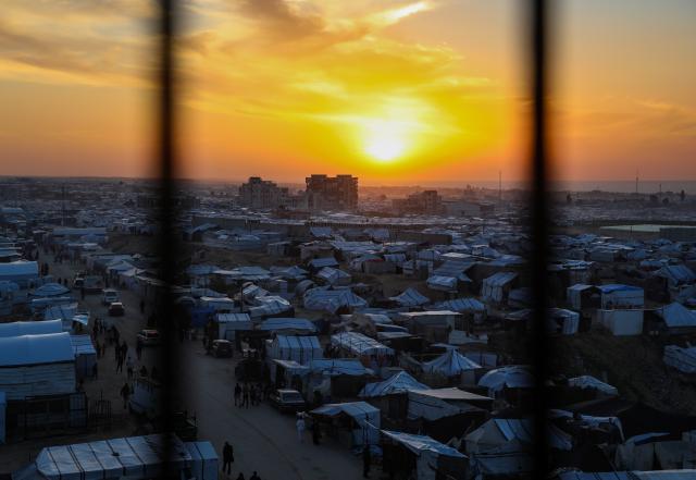 (260101) -- GAZA,  Jan. 1, 2026 (Xinhua) -- A photo taken on Dec. 31, 2025 shows the sunset over a temporary shelter for displaced people in Khan Yunis City in the southern Gaza Strip. (Photo by Rizek Abdeljawad/Xinhua)