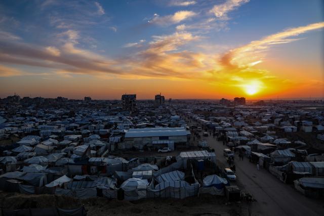 (260101) -- GAZA,  Jan. 1, 2026 (Xinhua) -- A photo taken on Dec. 31, 2025 shows the sunset over a temporary shelter for displaced people in Khan Yunis City in the southern Gaza Strip. (Photo by Rizek Abdeljawad/Xinhua)