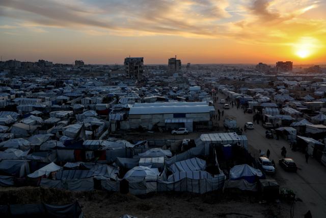 (260101) -- GAZA,  Jan. 1, 2026 (Xinhua) -- A photo taken on Dec. 31, 2025 shows the sunset over a temporary shelter for displaced people in Khan Yunis City in the southern Gaza Strip. (Photo by Rizek Abdeljawad/Xinhua)