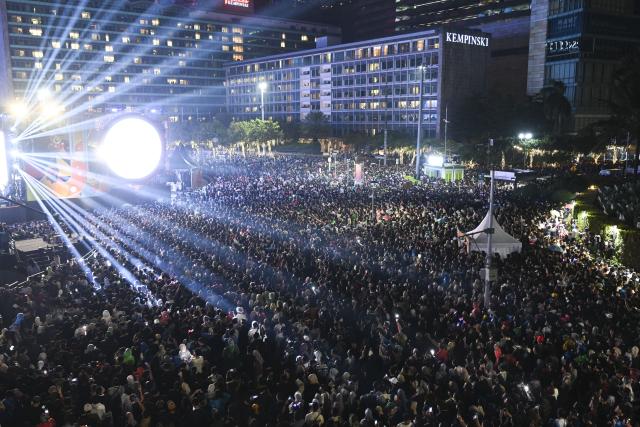 (260101) -- JAKARTA, Jan. 1, 2026 (Xinhua) -- People gather to celebrate the New Year in Jakarta, Indonesia, Jan. 1, 2026. (Xinhua/Zulkarnain)