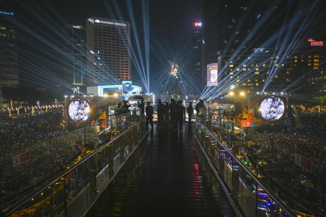 (260101) -- JAKARTA, Jan. 1, 2026 (Xinhua) -- People gather to celebrate the New Year in Jakarta, Indonesia, Jan. 1, 2026. (Xinhua/Zulkarnain)