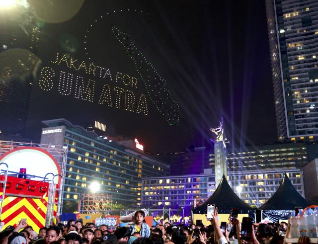 (260101) -- JAKARTA, Jan. 1, 2026 (Xinhua) -- People gather to celebrate the New Year in Jakarta, Indonesia, Jan. 1, 2026. (Xinhua/Cen Yunpeng)
