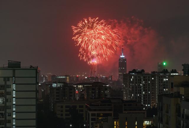 (260101) -- NAIROBI, Jan. 1, 2026 (Xinhua) -- Fireworks explode in the sky in celebration of the New Year in Nairobi, capital of Kenya, Jan. 1, 2026. (Xinhua/Han Xu)